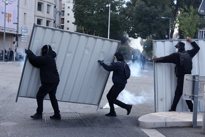Grandes protestos em Paris e outras cidades francesas desafiando Macron – em fotos