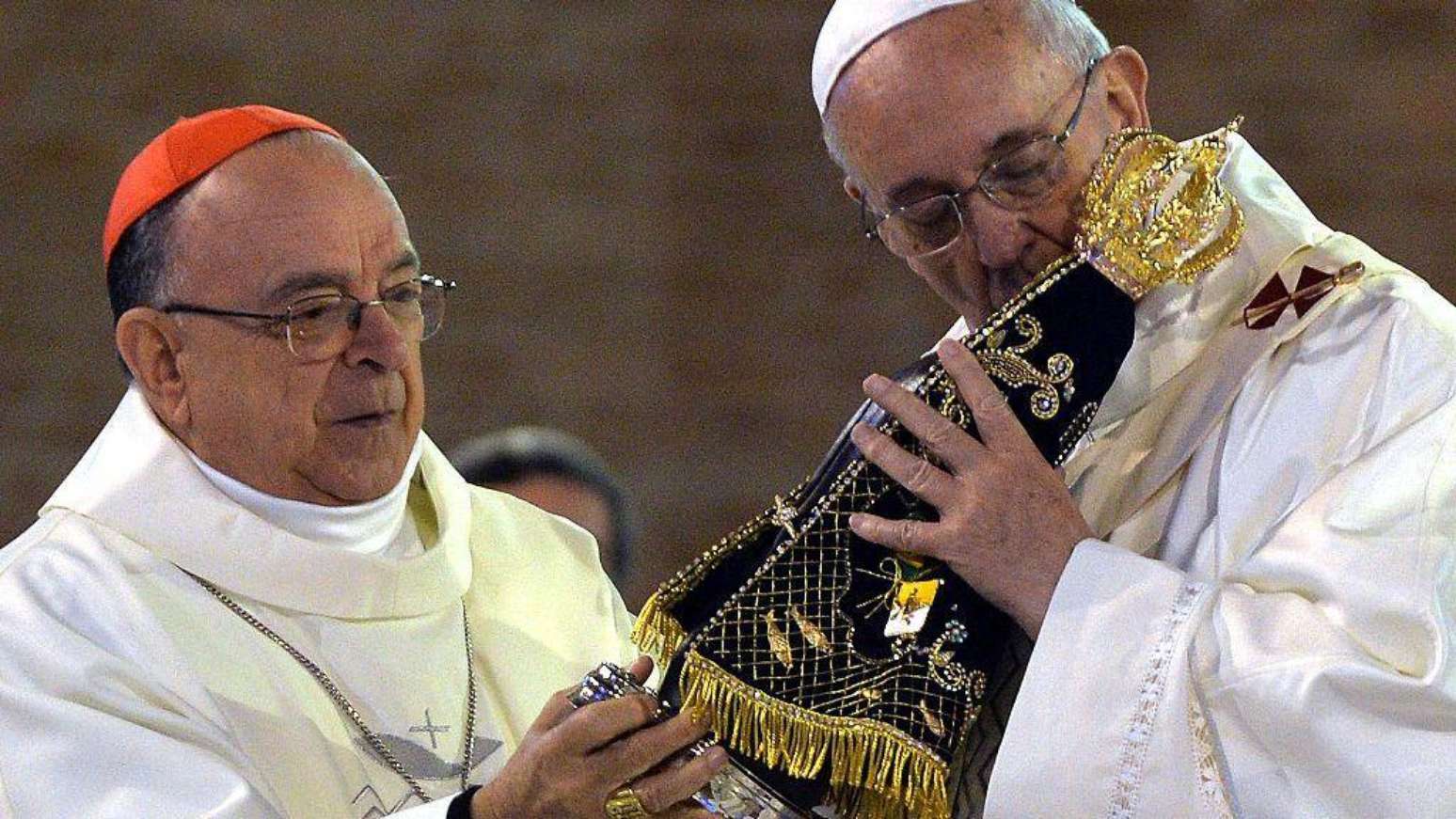 O então arcebispo de Aparecida, Raimundo Damasceno, e o papa Francisco, duante visita do religioso ao Brasil, em 2013
