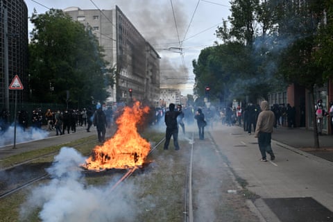 Grandes protestos em Paris e outras cidades francesas desafiando Macron – em fotos