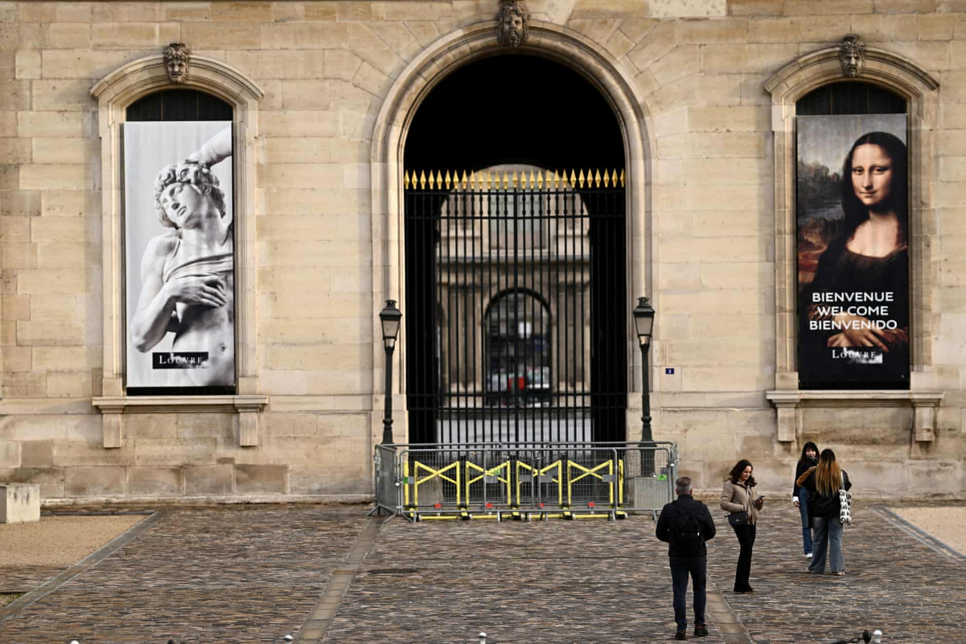 Grandes protestos em Paris e outras cidades francesas desafiando Macron – em fotos