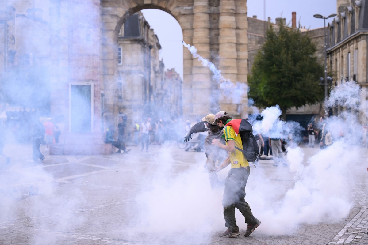 França suspende granadas de efeito moral após adolescente ser mutilado em protesto estudantil