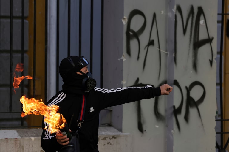 Protestos na França se espalham para Itália, Portugal e Albânia; Meloni convoca reunião de segurança