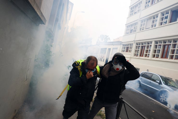 Grandes protestos em Paris e outras cidades francesas desafiando Macron – em fotos