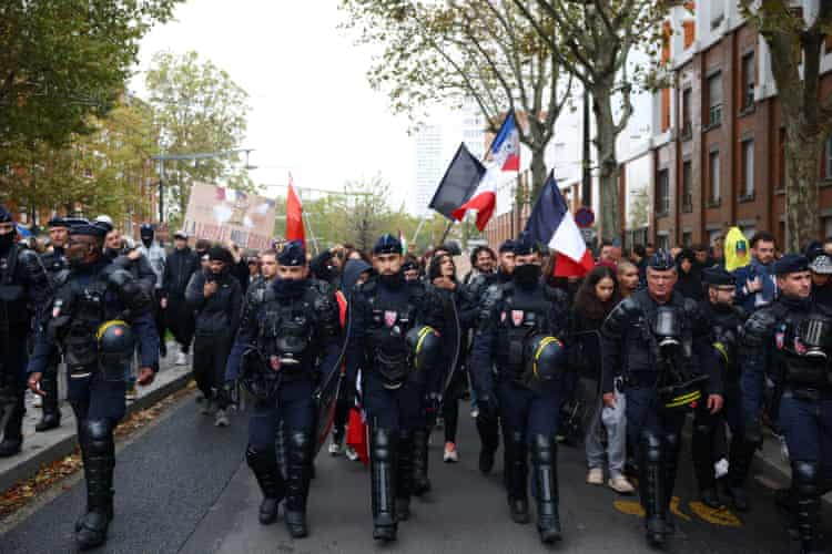Grandes protestos em Paris e outras cidades francesas desafiando Macron – em fotos