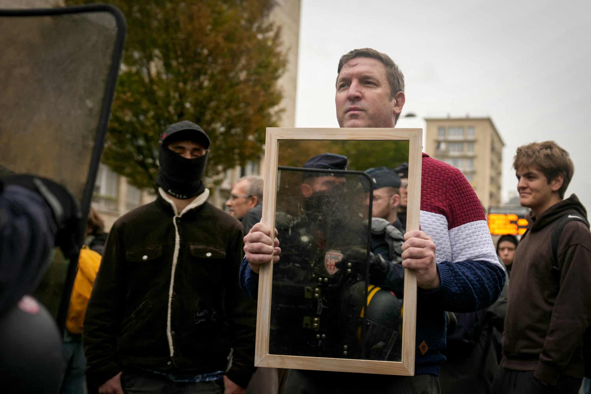 Grandes protestos em Paris e outras cidades francesas desafiando Macron – em fotos