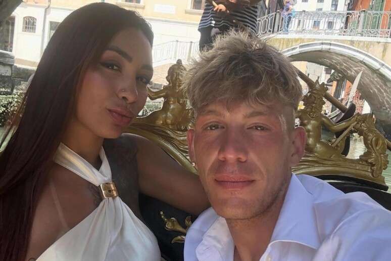 Itália faz funeral de brasileira morta em colisão de barco em Veneza