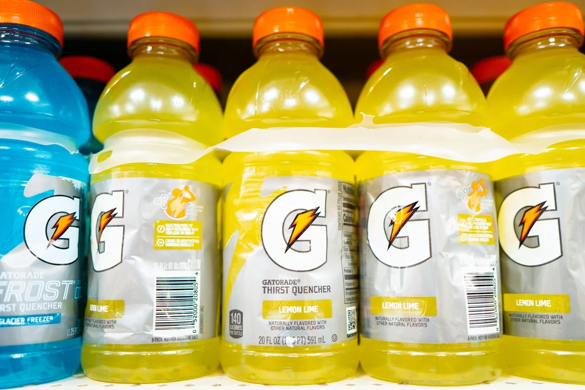 Garrafas de Gatorade estão dispostas nas prateleiras de uma loja Target em 4 de junho de 2025, em Austin, Texas. Metrópoles