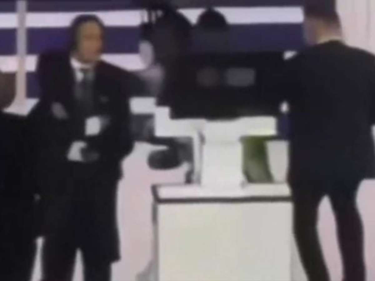 TV flagra Vini Jr empurrando funcionário após expulsão em jogo do Real