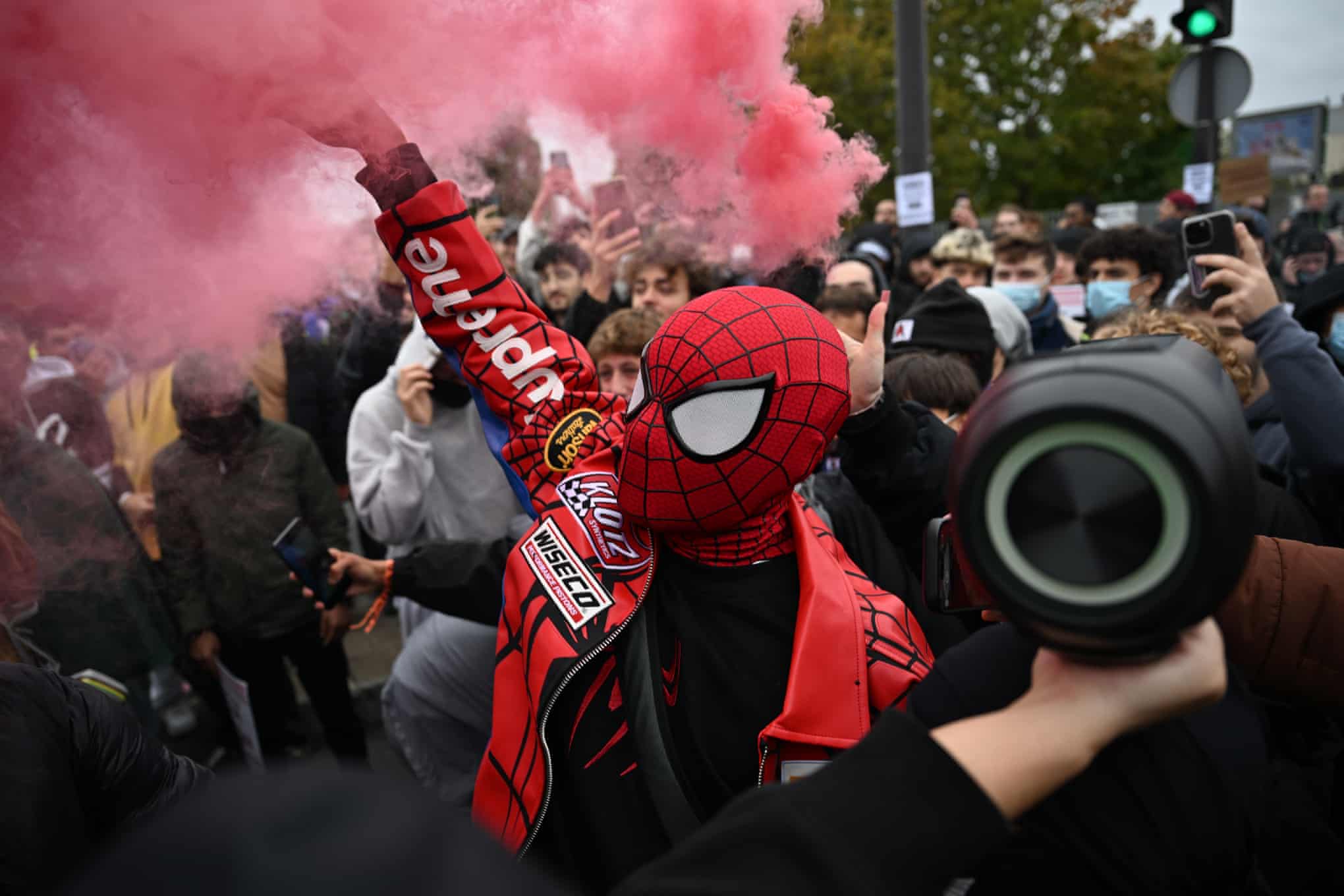 Grandes protestos em Paris e outras cidades francesas desafiando Macron – em fotos