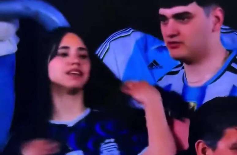 Vídeo: casal protagoniza cena constrangedora no adeus de Messi