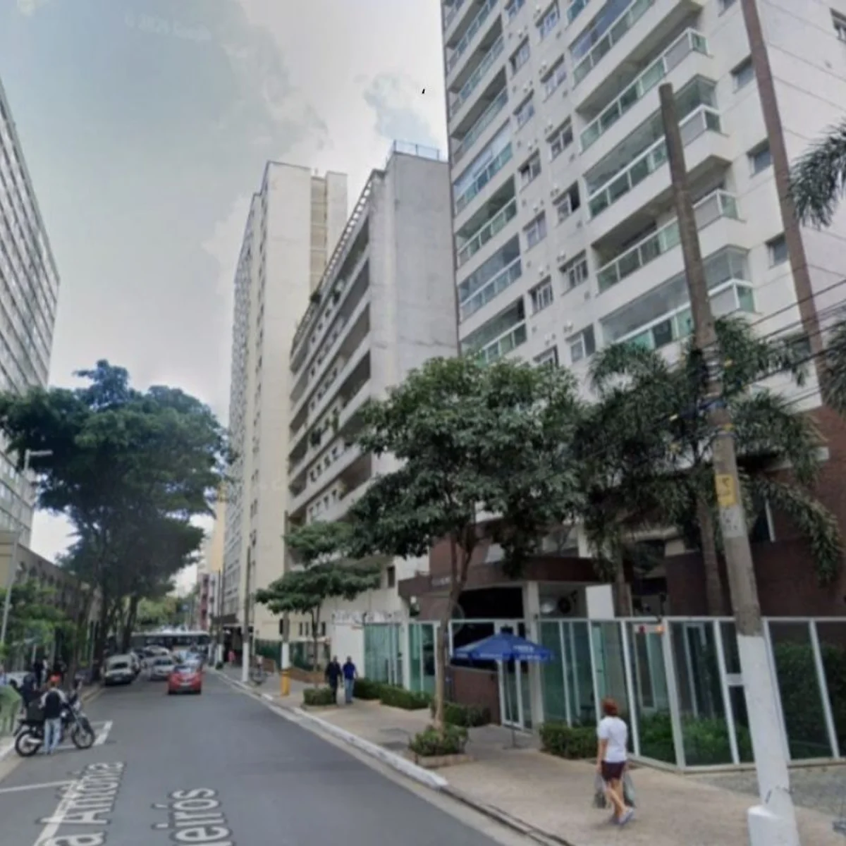 Em suposto surto, homem morde orelha de médico, é contido por PMs e morre