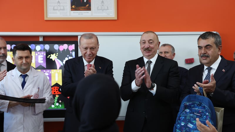 A proibição do uso de lenços na cabeça nas escolas no Azerbaijão abre uma fissura com a aliada Turquia