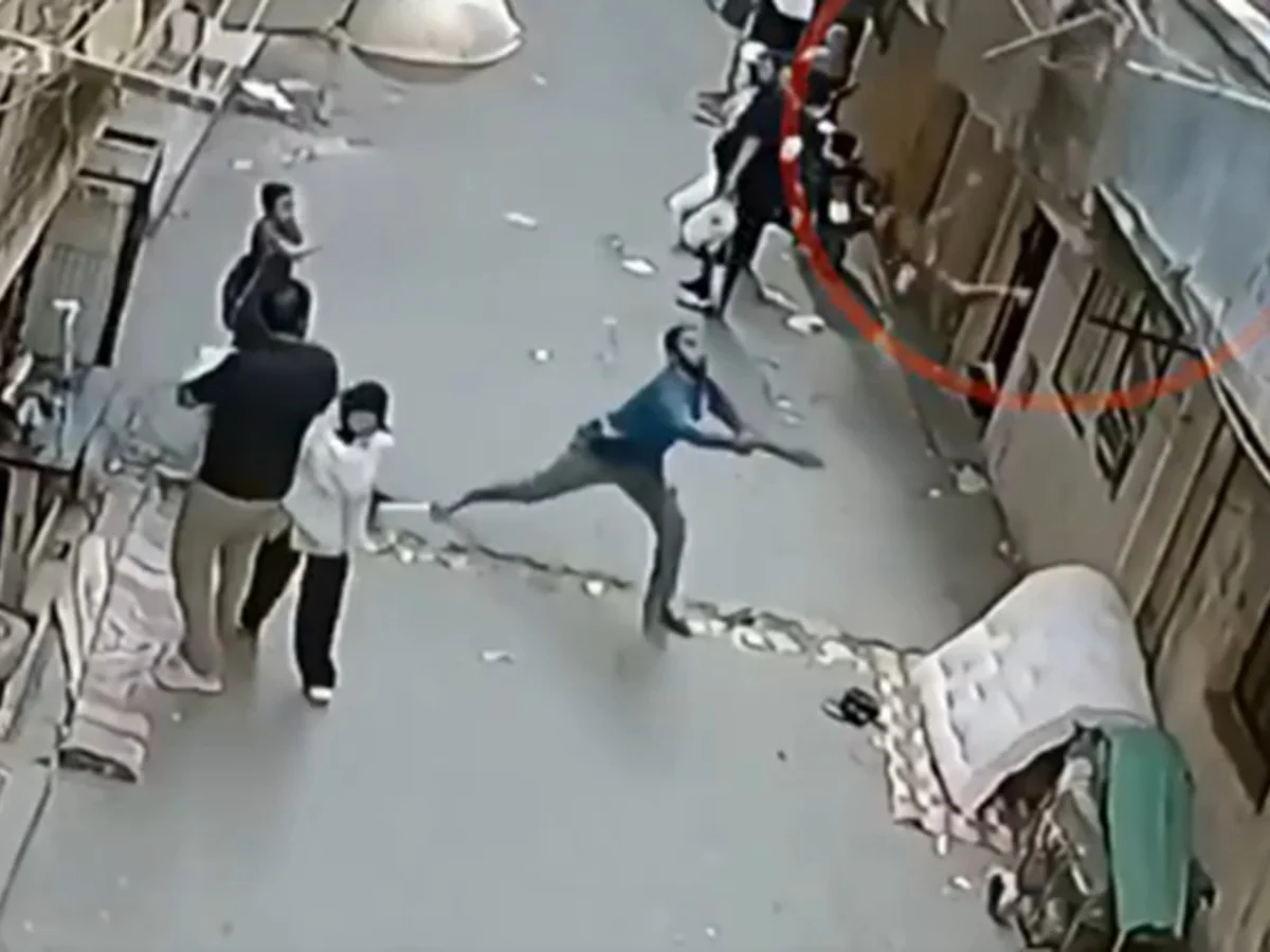 Vídeo mostra homem salvando criança que caiu de prédio no Egito