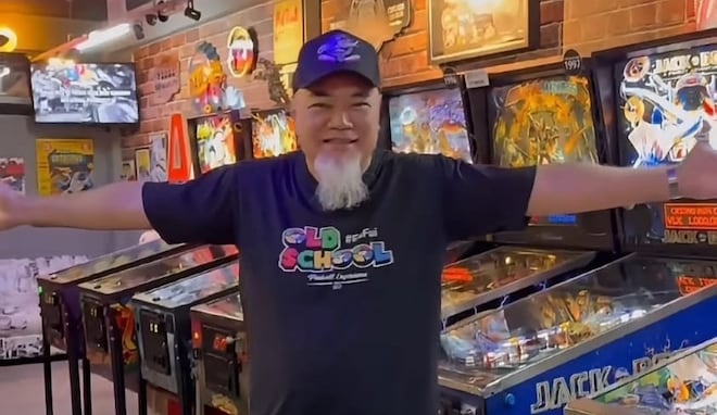 Como um colecionador de mesas de pinball transformou hobby em reduto para nostalgia em SP