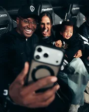 Thiaguinho agradece Hugo, do Corinthians, por entrar com seu filho em campo - imagem 2