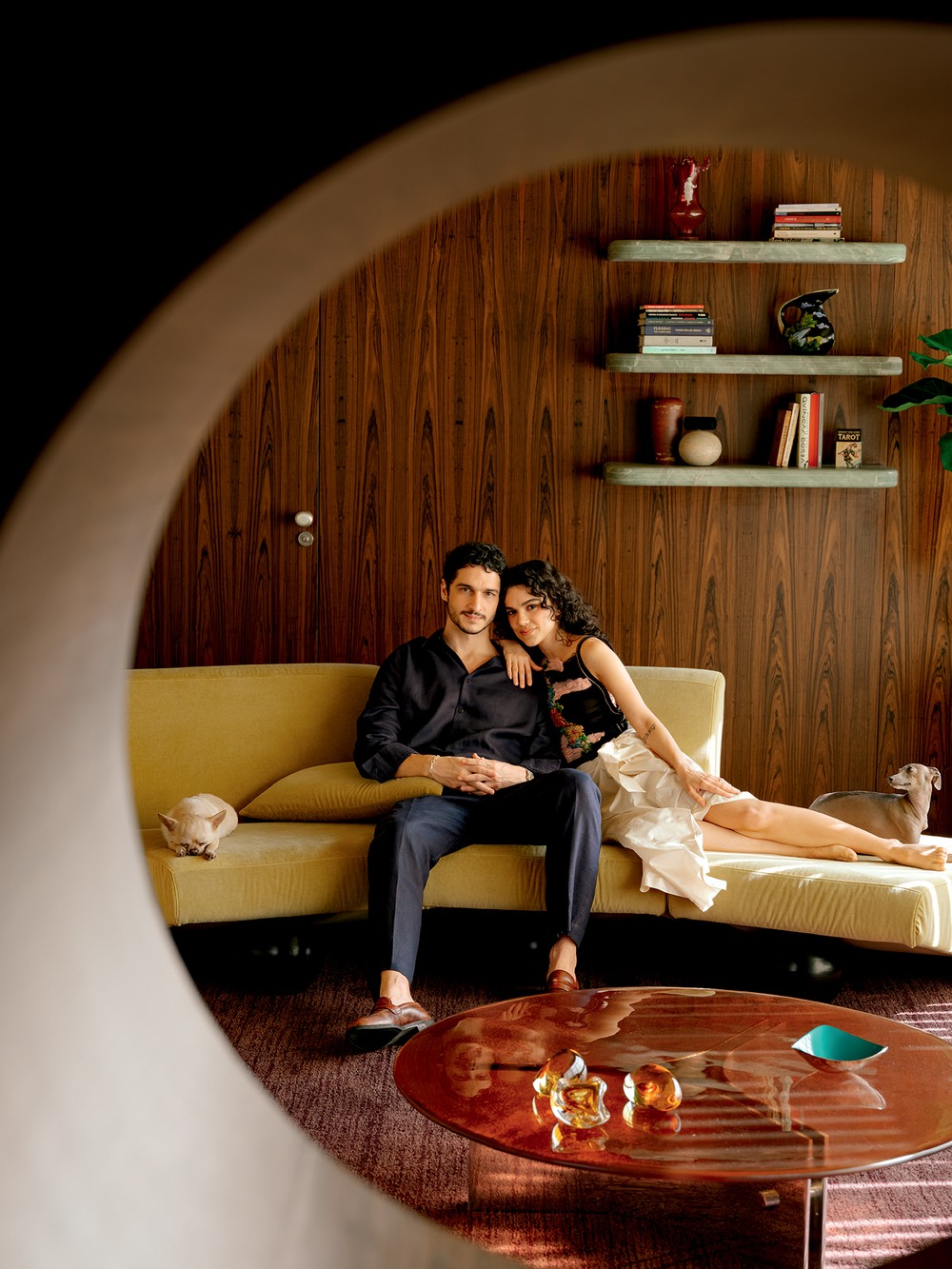 Manu Gavassi e Jullio Reis abrem apartamento, em São Paulo; assista ao tour