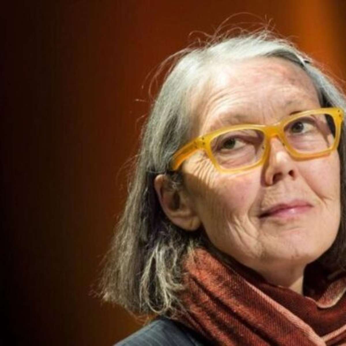 Prêmio Nobel de Literatura 2026 vai para a escritora canadense Anne Carson