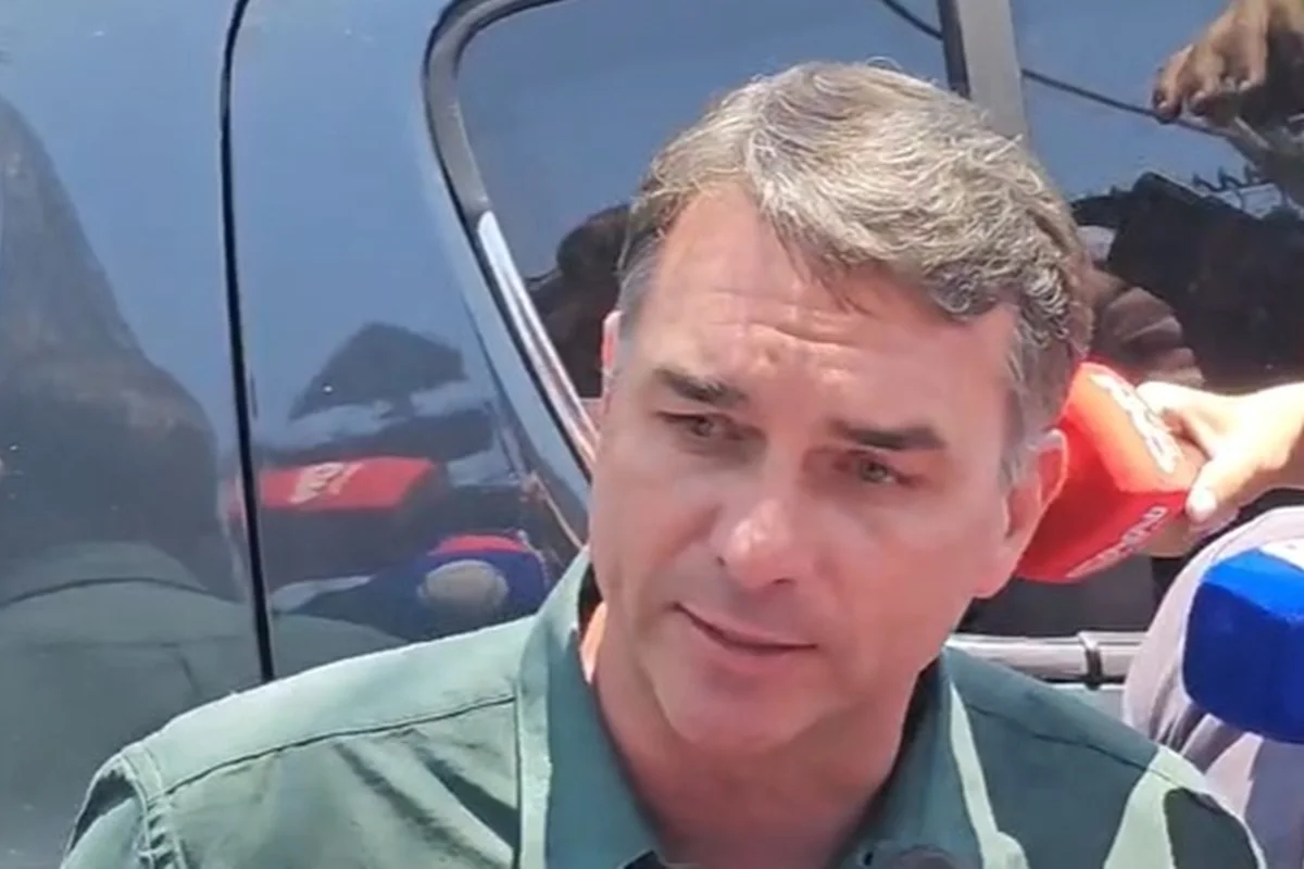 "Tropa do Flávio" não segue exigência imposta pelo TSE a "Exército do Lula"