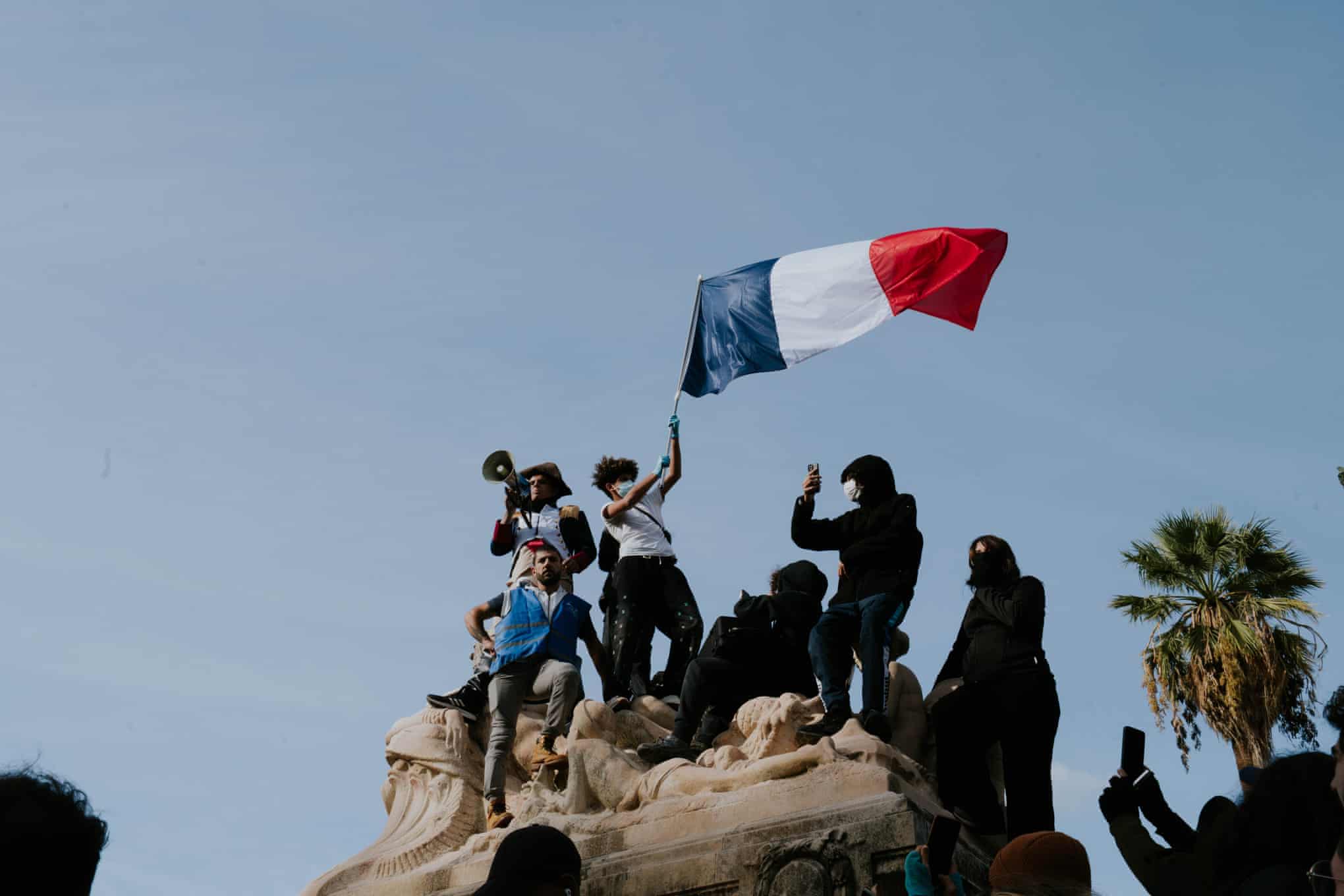 Grandes protestos em Paris e outras cidades francesas desafiando Macron – em fotos