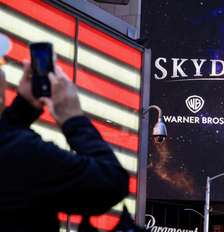 Um painel publicitário exibindo os logotipos da Skydance, da Warner Bros. e da Paramount nos escritórios da Paramount Global na Times Square, após a fusão entre a Paramount Skydance e a Warner Bros Discovery, em Nova York, nos Estados Unidos, em 6 de outubro de 2026. Foto: © Brendan McDermid / Reuters / RFI