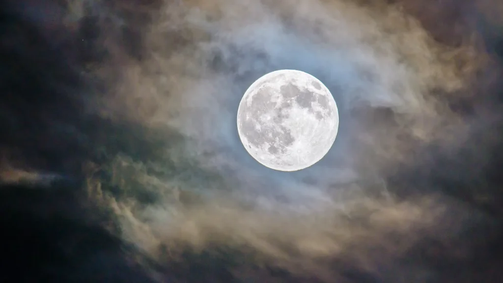 Sonda da NASA encontra mais de 10 mil "pistas" de que a Lua está encolhendo