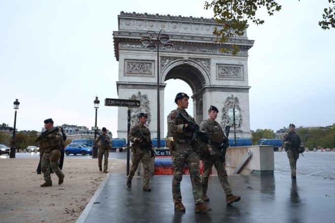 Grandes protestos em Paris e outras cidades francesas desafiando Macron – em fotos