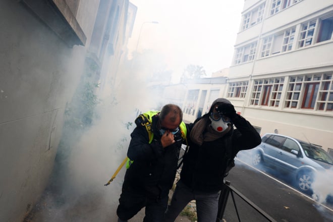 Grandes protestos em Paris e outras cidades francesas desafiando Macron – em fotos