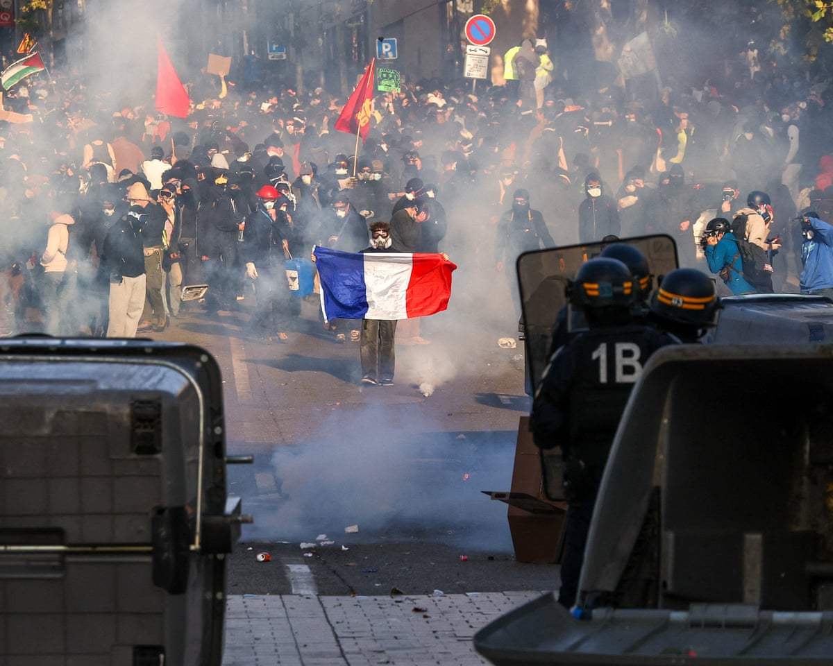 Grandes protestos em Paris e outras cidades francesas desafiando Macron – em fotos