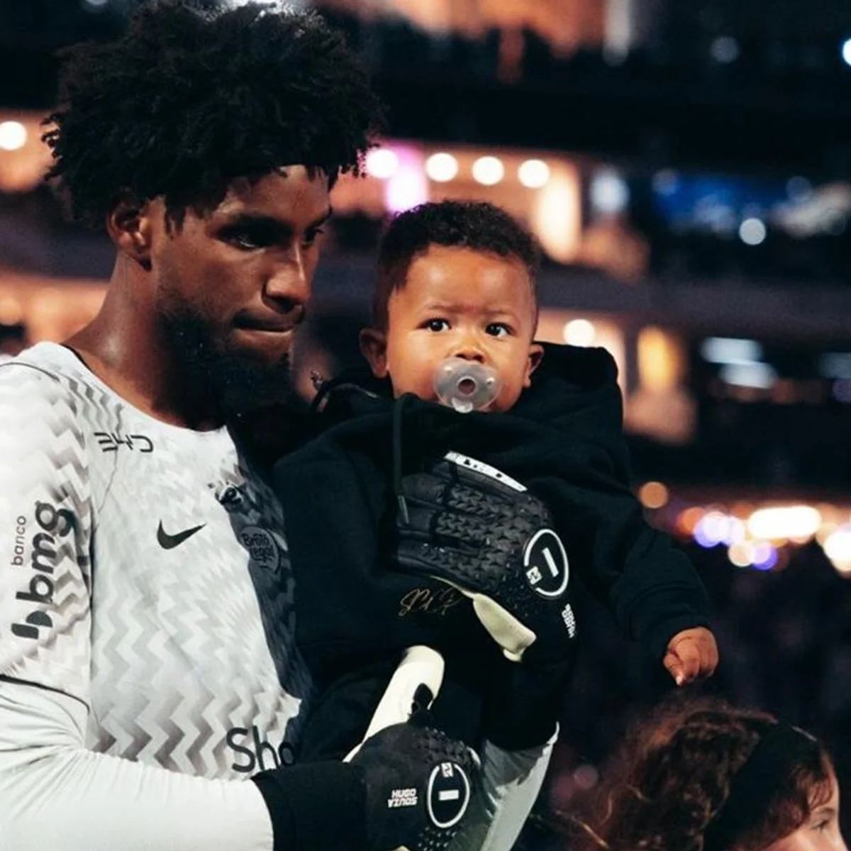 Thiaguinho agradece Hugo, do Corinthians, por entrar com seu filho em campo