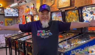 Como um colecionador de mesas de pinball transformou hobby em reduto para nostalgia em SP