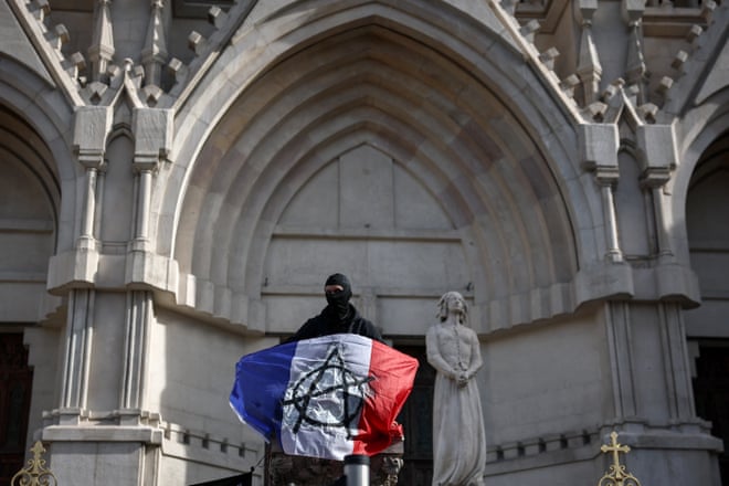 Grandes protestos em Paris e outras cidades francesas desafiando Macron – em fotos