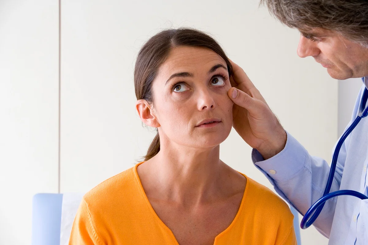 Médica avalia paciente. Veja sintomas da anemia - Metrópoles