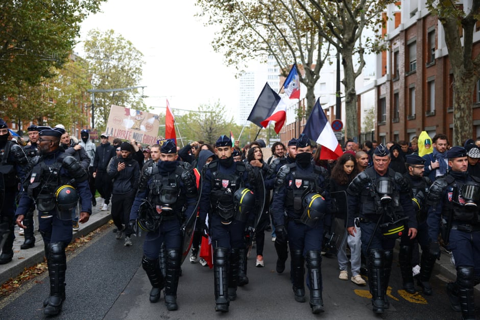 Grandes protestos em Paris e outras cidades francesas desafiando Macron – em fotos