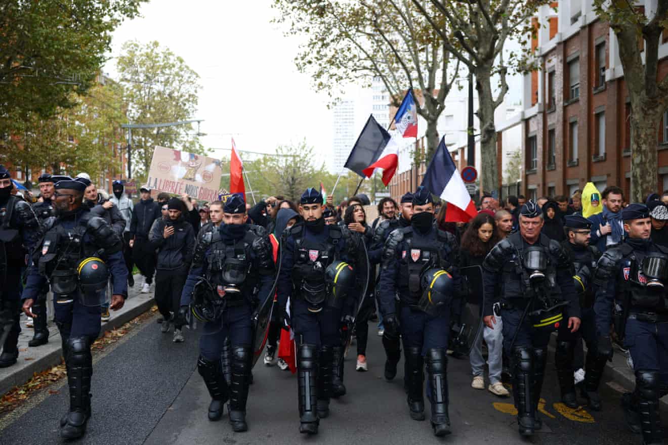 Grandes protestos em Paris e outras cidades francesas desafiando Macron – em fotos