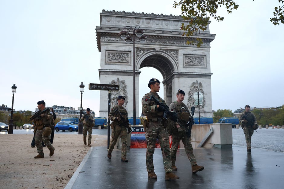 Grandes protestos em Paris e outras cidades francesas desafiando Macron – em fotos