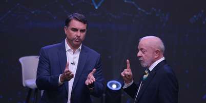 Lula e Fl&aacute;vio Bolsonaro durante debate Band/Estad&atilde;o Foto: Werther Santana/Estad&atilde;o / Estad&atilde;o