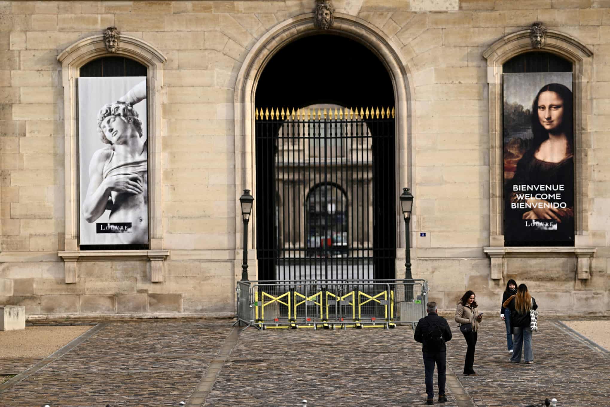Grandes protestos em Paris e outras cidades francesas desafiando Macron – em fotos