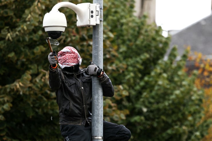 Grandes protestos em Paris e outras cidades francesas desafiando Macron – em fotos