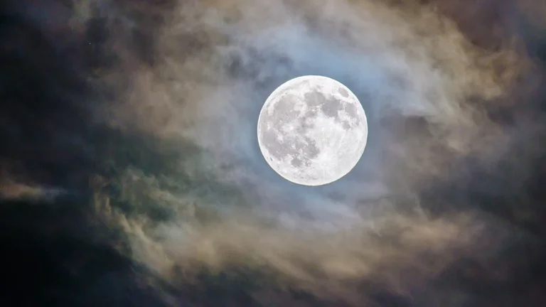 Sonda da NASA encontra mais de 10 mil "pistas" de que a Lua está encolhendo