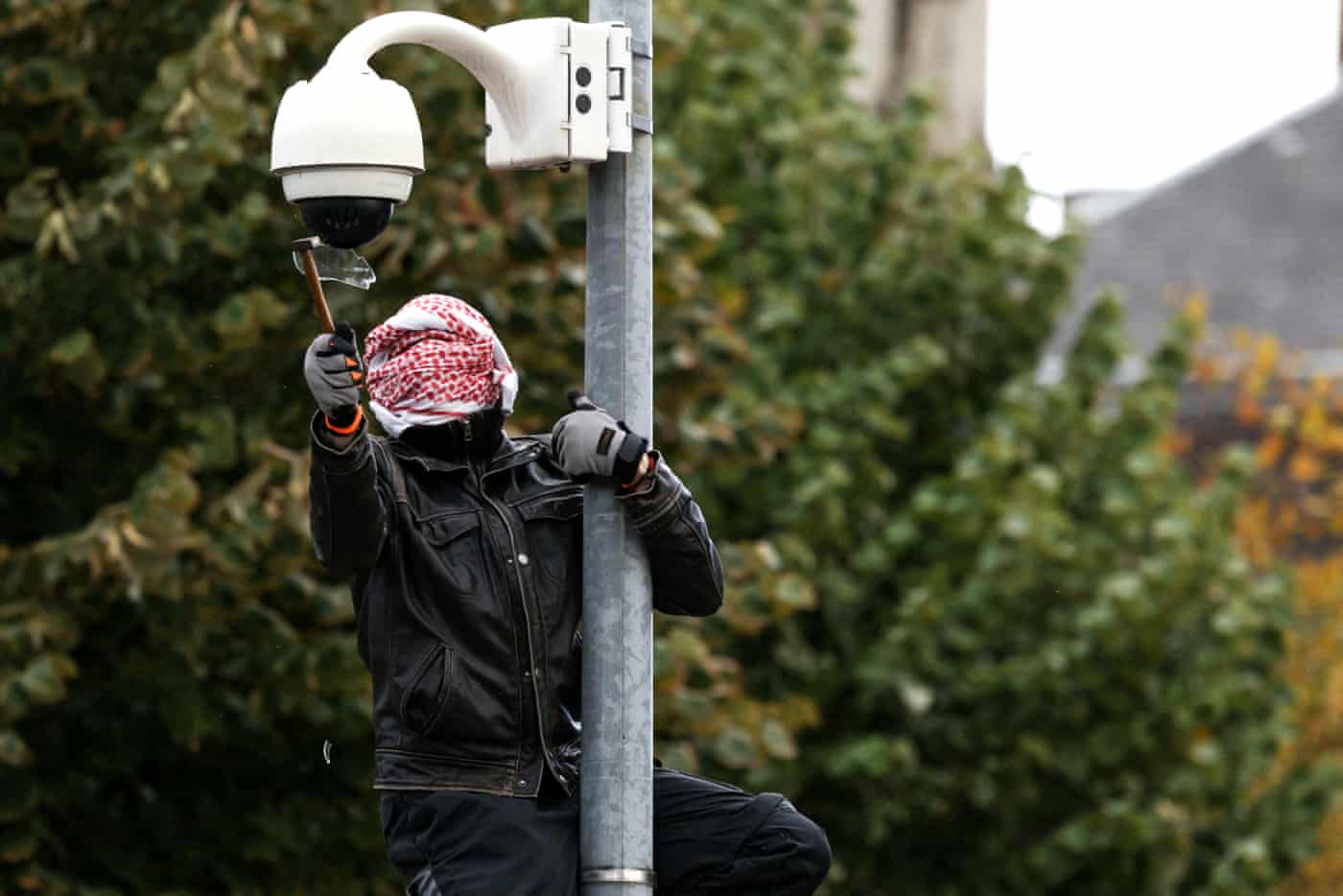 Grandes protestos em Paris e outras cidades francesas desafiando Macron – em fotos