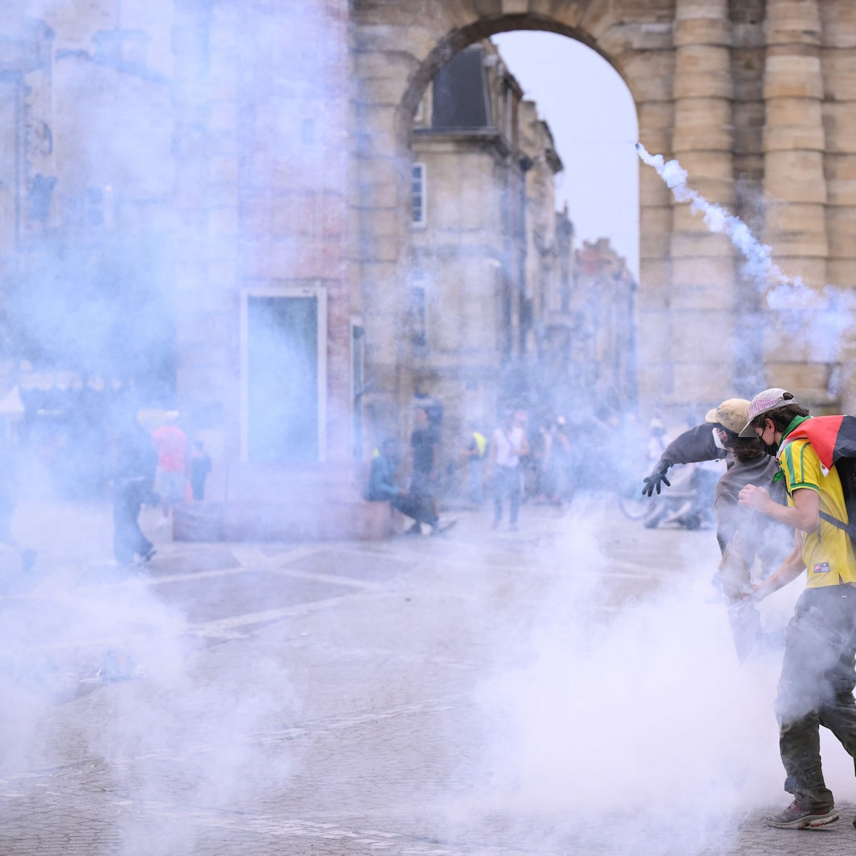 França suspende granadas de efeito moral após adolescente ser mutilado em protesto estudantil