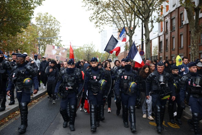 Grandes protestos em Paris e outras cidades francesas desafiando Macron – em fotos