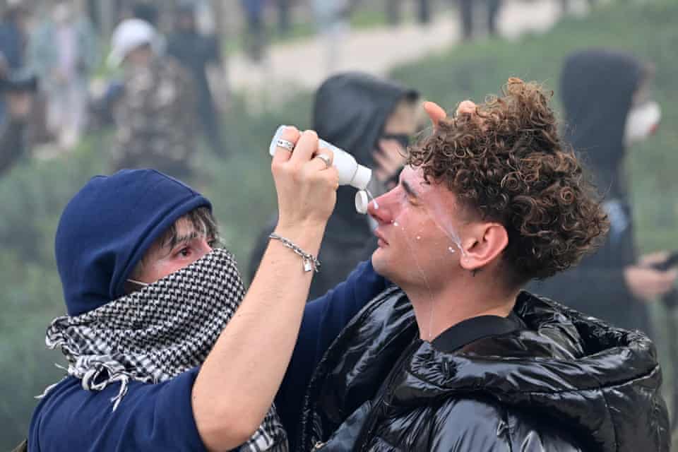 Grandes protestos em Paris e outras cidades francesas desafiando Macron – em fotos