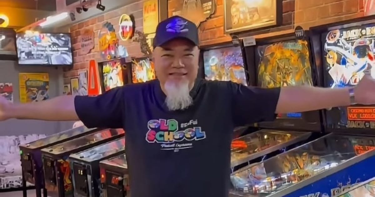 Como um colecionador de mesas de pinball transformou hobby em reduto para nostalgia em SP