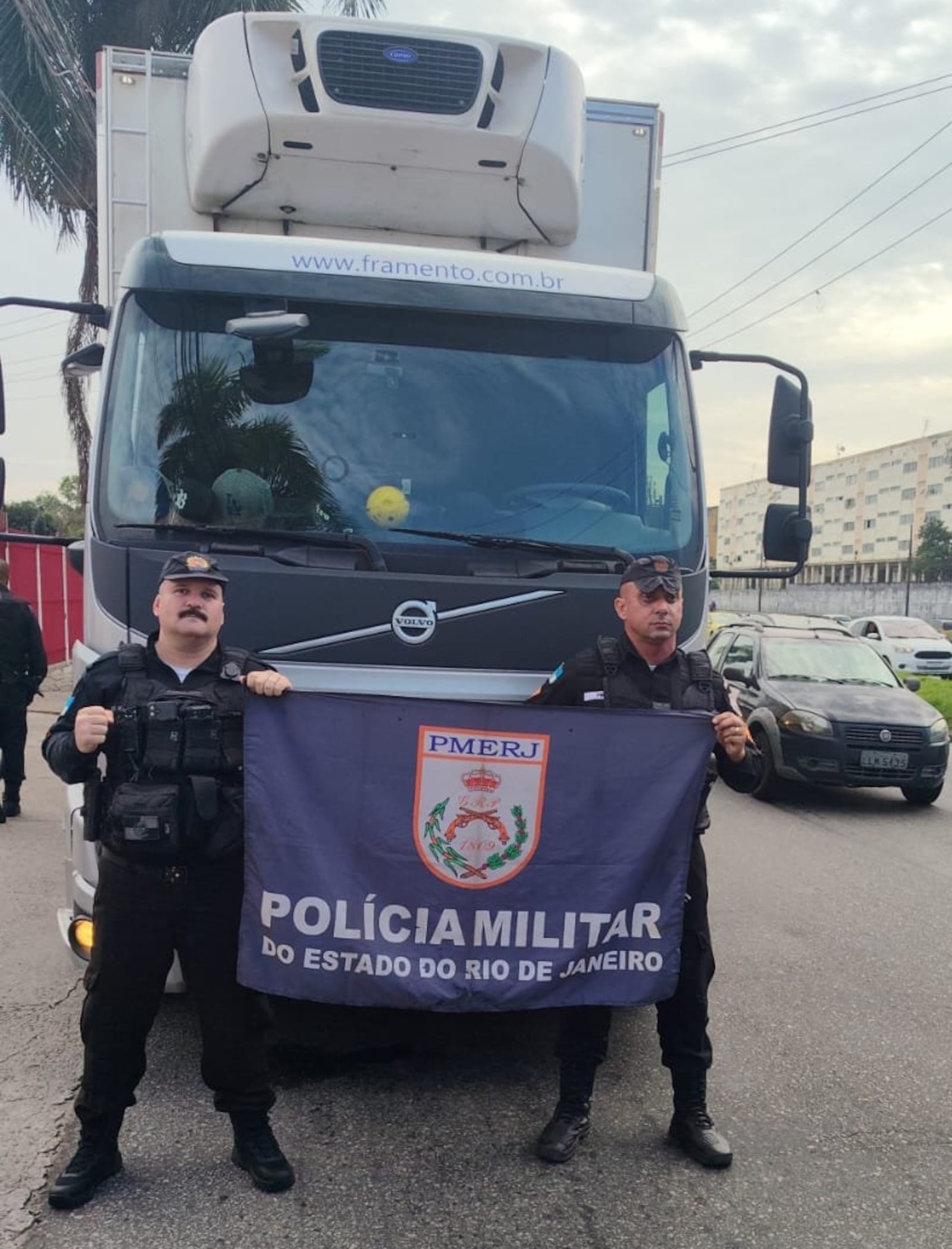 Agentes identificaram carro suspeito e impediram tentativa de roubo de carga Reprodução/Polícia Militar