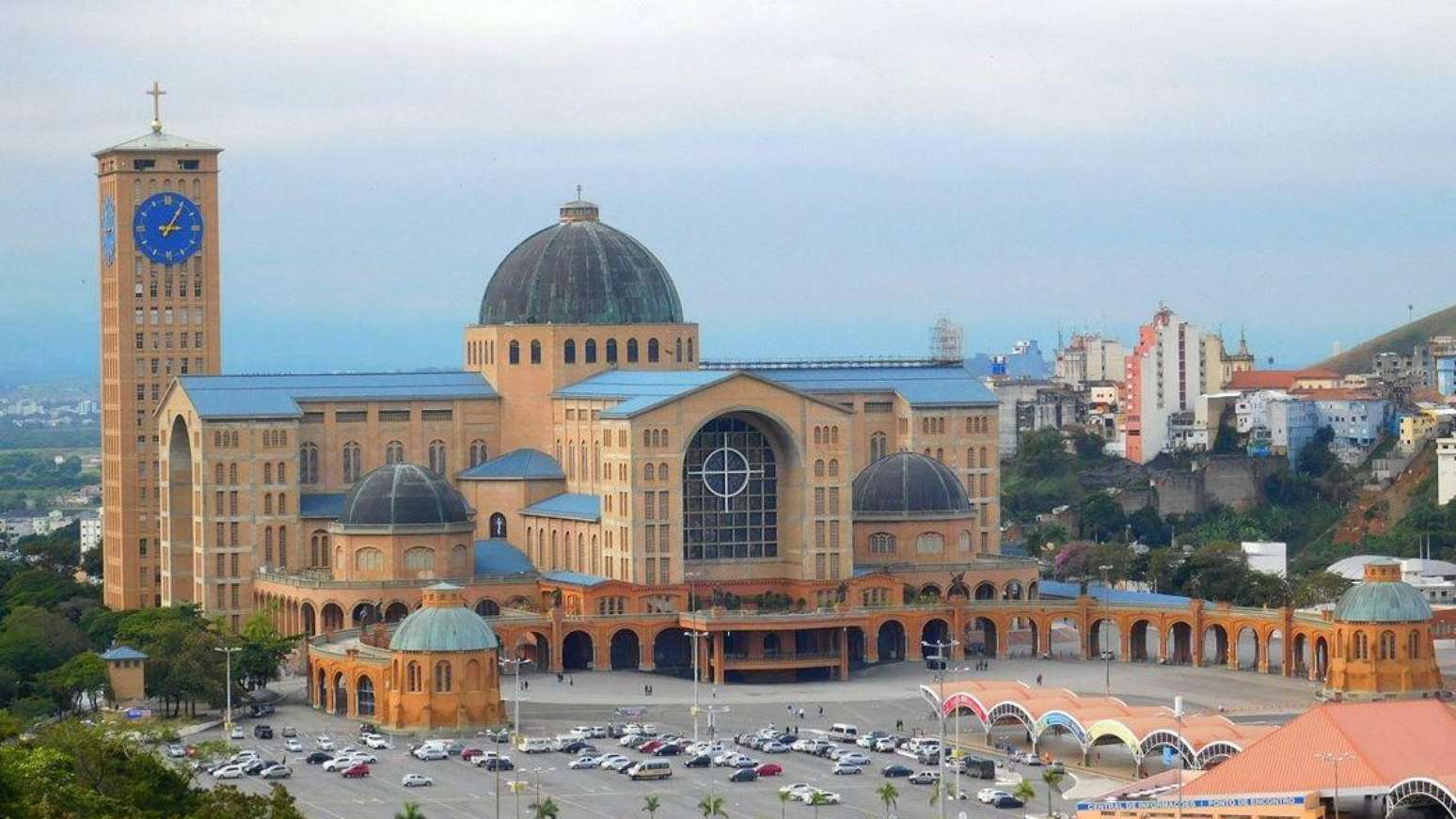 Anualmente, cerca de 12 milhões de romeiros visitam o Santuário Nacional Nossa Senhora da Conceição Aparecida, no município de Aparecida (SP)
