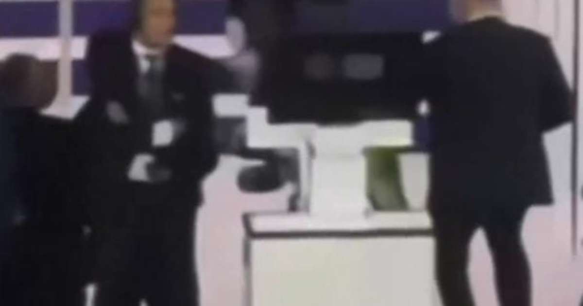 TV flagra Vini Jr empurrando funcionário após expulsão em jogo do Real