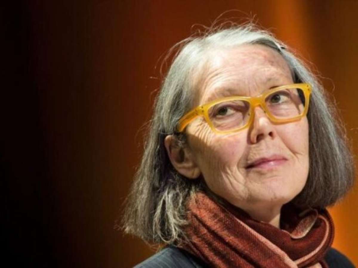 Prêmio Nobel de Literatura 2026 vai para a escritora canadense Anne Carson