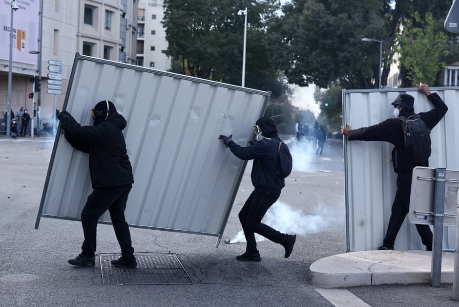 Grandes protestos em Paris e outras cidades francesas desafiando Macron – em fotos
