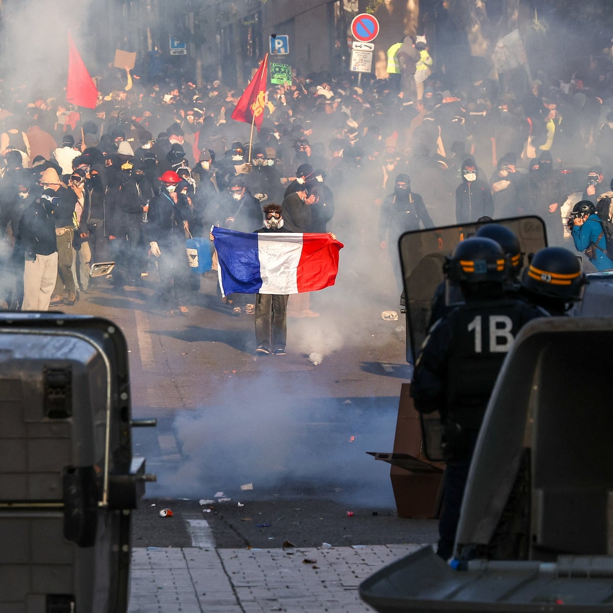 Grandes protestos em Paris e outras cidades francesas desafiando Macron – em fotos